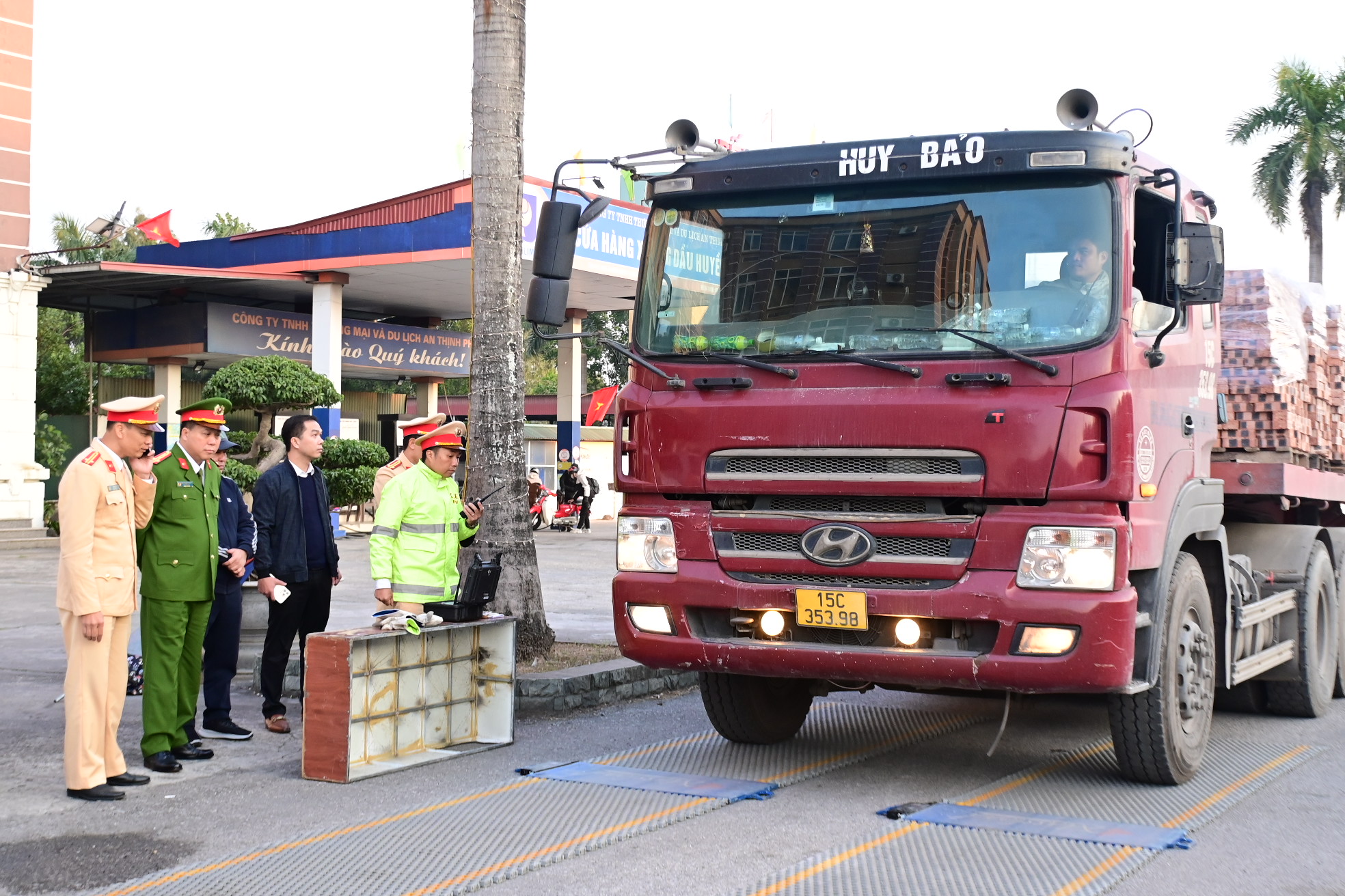 Xử lý xử lý 377 trường hợp chở hàng quá tải, quá khổ, cơi nới thành thùng xe